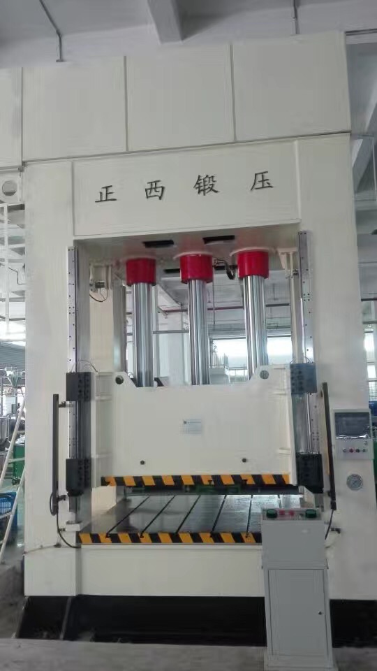 此批設(shè)備為重慶客戶一次性向我公司訂購(gòu)的機(jī)器，在所有公司員工的努力下，我們?cè)谝?guī)定的時(shí)間內(nèi)向客戶交貨并調(diào)試完成。