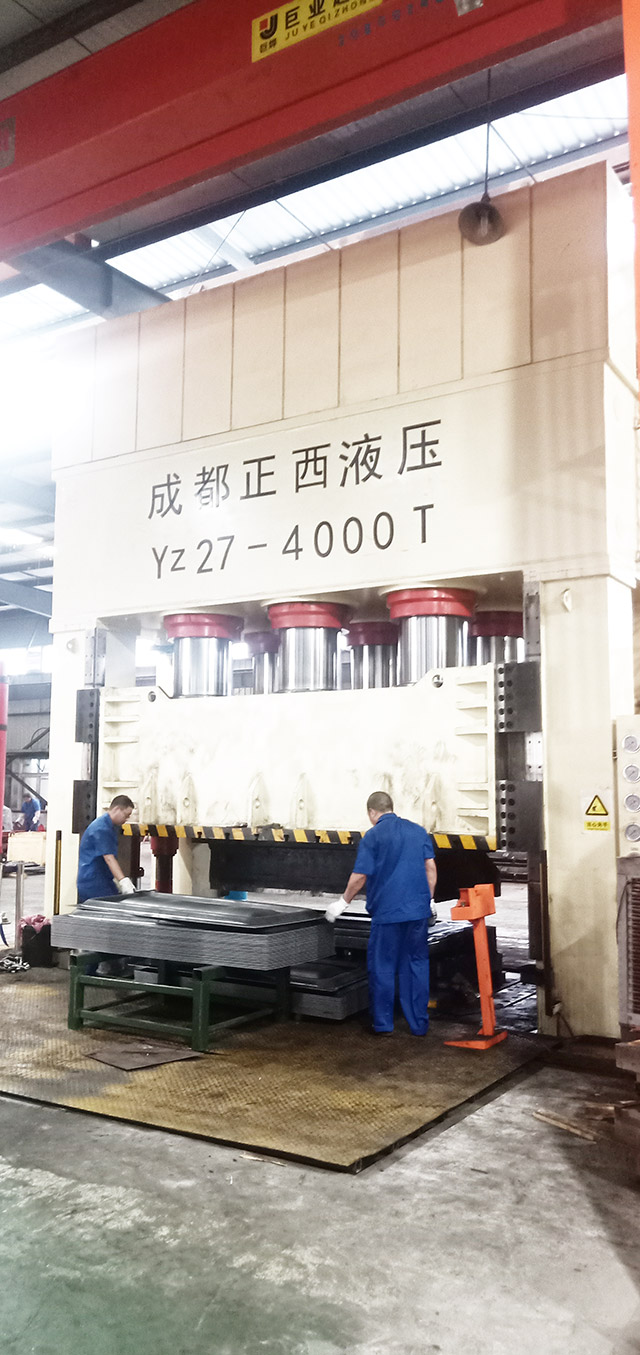 成都龍泉客戶-定制的4000T框架式液壓機-2020年6月圓滿交付使用,在生產現(xiàn)場