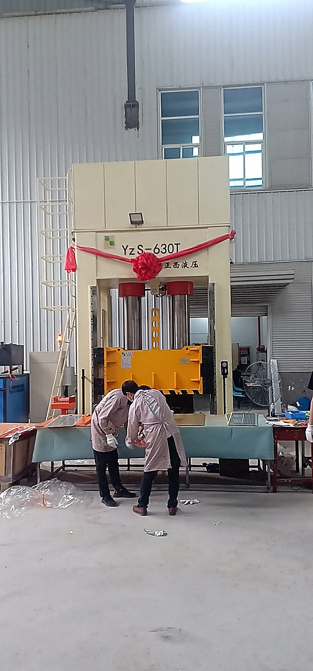 630噸框架式液壓機定制安裝圓滿成功，客戶相當(dāng)滿意
