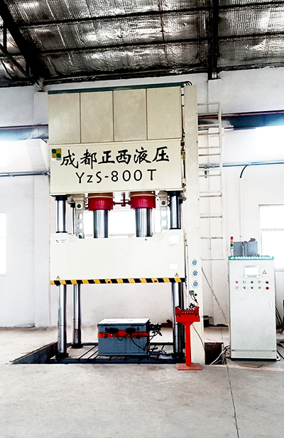 山東棗莊液壓機(jī)客戶定制的四柱液壓機(jī)800t，液壓機(jī)廠商成都正西圓滿交付使用