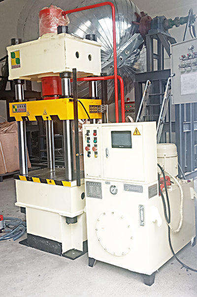 液壓機(jī)定制客戶定制的200噸四柱壓力機(jī)由液壓機(jī)供應(yīng)商成都正西液壓機(jī)供應(yīng)，圓滿交貨！