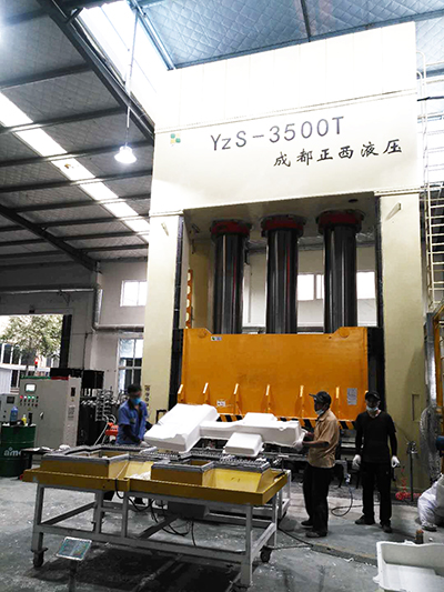 山東青島液壓機客戶定制的3500噸復(fù)材液壓機圓滿交貨