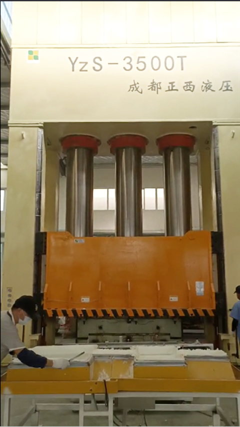 山東淄博液壓機(jī)需求客戶定制的3500噸框架液壓機(jī)圓滿交貨了，祝賀！